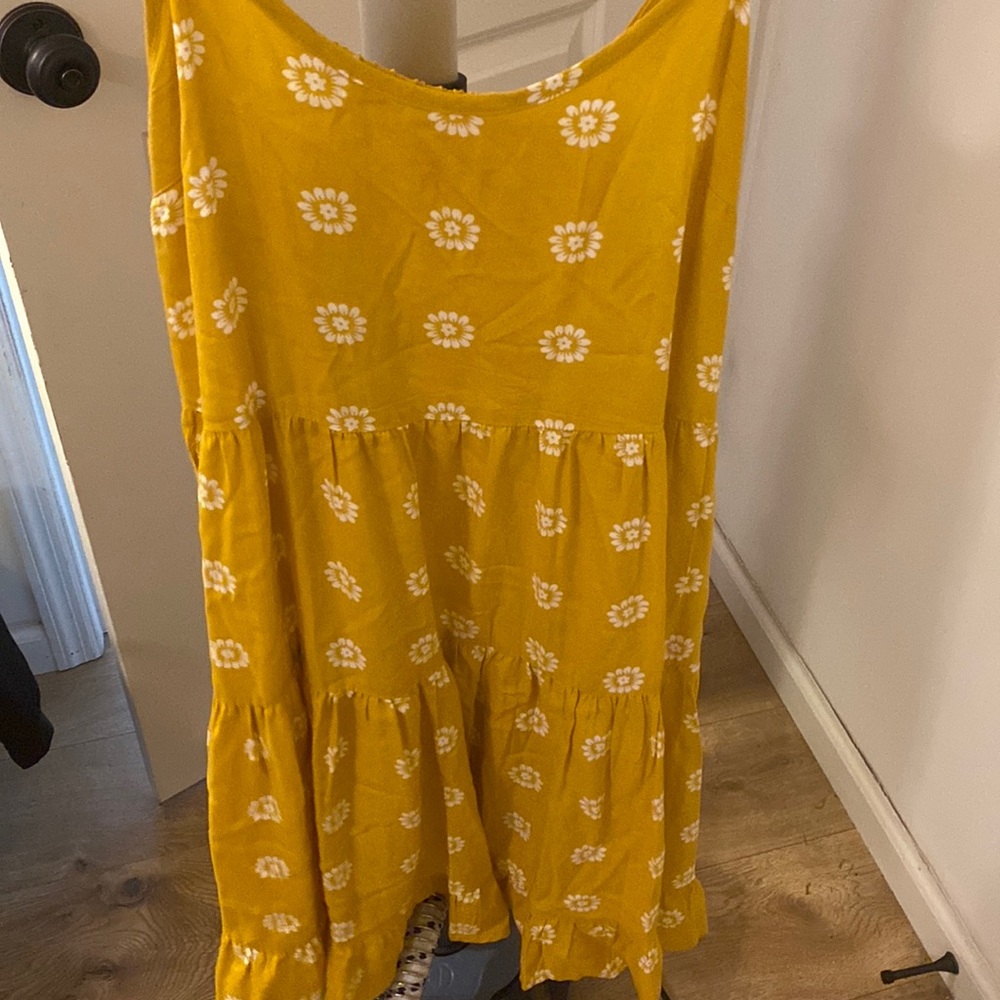 Mustard Drees with white daisies.